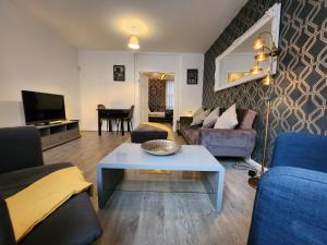 利物浦Goodison Accommodation的客厅配有沙发和桌子