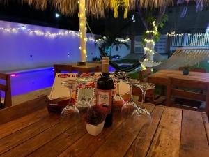 查察拉卡斯Posada chachalacas的木桌旁的一瓶葡萄酒和酒杯