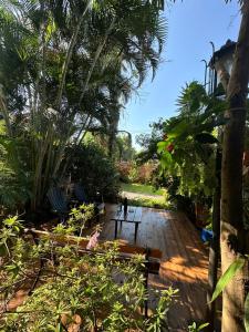 伊瓜苏港伊瓜苏港口酒店的花园内带长凳的木甲板