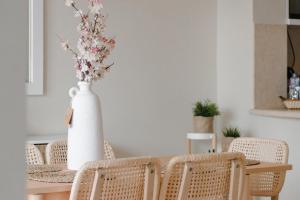 赫尔格达Modern Villa in El Gouna (Private Pool & Garden.)的餐桌、椅子和花瓶