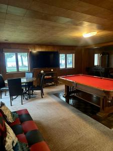 米尔维尔Sai Rakshit Villa on Maurice River的客厅设有台球桌和电视。