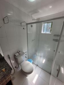 卡达斯诺瓦斯Lacqua diRoma RM Hospedagem的带淋浴和卫生间的白色浴室