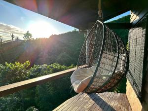 萨武萨武Latui Lodge的山景阳台上的吊床