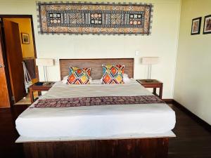 萨武萨武Latui Lodge的一间卧室配有一张大床和两个枕头