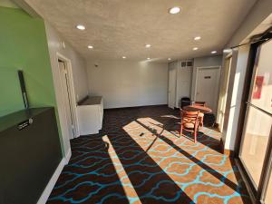 布兰登TRAVEL INN的走廊上设有一张桌子和地毯