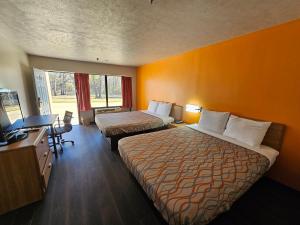 布兰登TRAVEL INN的酒店客房配有两张床和一张书桌