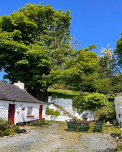 纽里Tosses Cottage - Secluded cottage with hot tub的湖畔两长椅的房子