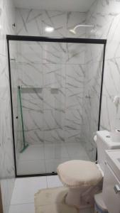阿拉卡蒂Casa d'lamour的浴室设有玻璃淋浴间和卫生间