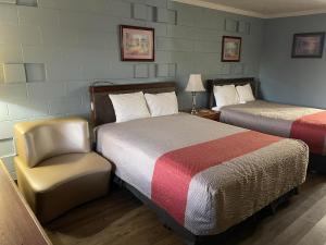 尼法游猎汽车旅馆的酒店客房,配有两张床和椅子