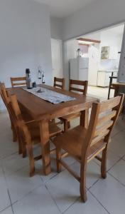 马德普拉塔Hostel Ohana的厨房里配有一张木桌和椅子