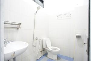 巴东Hotel Bhakti的浴室配有白色卫生间和盥洗盆。