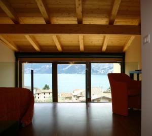 马尔切西内塞勒涅加尼酒店的客房设有海景大窗户。