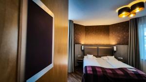 维林根维林最佳西方酒店的酒店客房设有床和窗户。