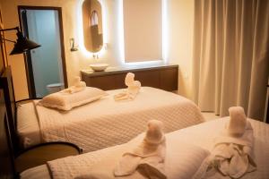 圣克鲁斯La Casona的酒店客房,配有两张带毛巾的床