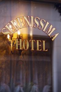威尼斯瑟瑞尼斯玛酒店的紧急酒店窗口上的标志