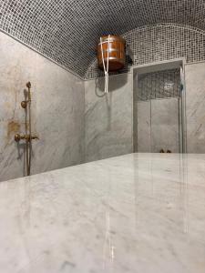 胡塞马Hotel Cataleya Al-Hoceima的带淋浴的浴室和玻璃墙