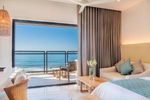 马萨特兰Dreams Estrella del Mar Mazatlán Golf & Spa Resort的一间卧室配有一张床,享有海景