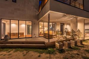 HasunumaInnocence Resort -in Chiba Resol-的一座带玻璃门和木甲板的房子