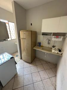 贝洛奥里藏特Apart 3 quartos Fernaodias的带冰箱的厨房和瓷砖地板。