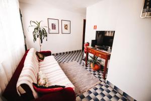 圣维森特Casa da Avo Rosa的带沙发和电视的客厅