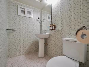 首尔J5 Hostel的浴室配有白色卫生间和盥洗盆。