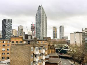 伦敦Shard views的享有城市天际线和高楼的景色