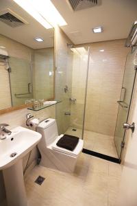 马尼拉BSA双子塔酒店的带淋浴、卫生间和盥洗盆的浴室