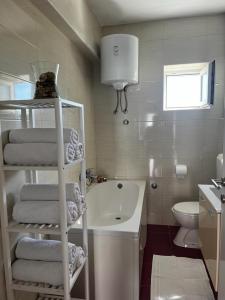 维拉斯奇Apartments with a parking space Vlasici, Pag - 4139的浴室设有白色的架子、毛巾和水槽