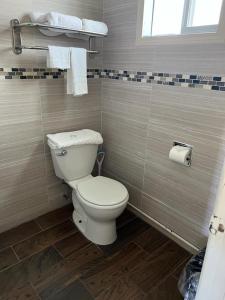 波特兰亚伦汽车旅馆的一间位于客房内的白色卫生间的浴室