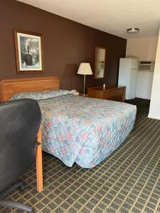波特兰亚伦汽车旅馆的配有一张床和一把椅子的酒店客房