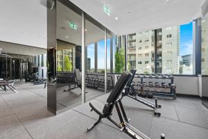 墨尔本Aspire Melbourne的建筑物内带一排椅子的健身房