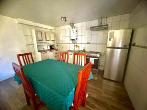 科伊艾科Cabañas Antü 1的厨房配有桌子和冰箱