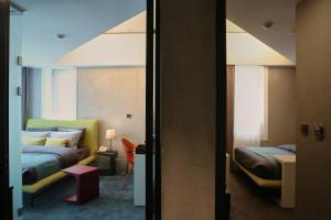 首尔Hotel Cocomo的一间卧室配有一张床和一个沙发