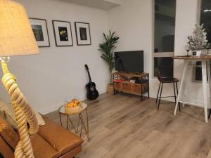 圣地亚哥Amazing big studio near Balboa Park Jacuzzi rooftop free parking!的带沙发和电视的客厅