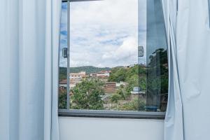 Lebrinhos hotel的市景窗户