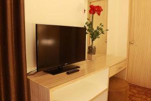 马尼拉BSA双子塔酒店的木桌上放的电视机