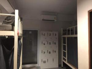 皮皮岛Phi Phi Green House & Sunsky Hostel的客房设有两张双层床和一个带储物柜的墙壁。