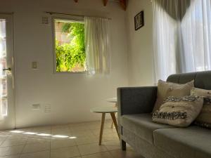 玛德琳港La calma的带沙发和窗户的客厅