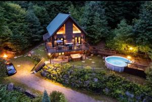 Saint Adolphe D'HowardLe Courchevel Luxe Chalet - Private Pool - Jacuzzi - Ski的享有带游泳池的小木屋的空中景致