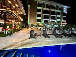 曼塔Katamar的晚上在酒店前面的一个游泳池