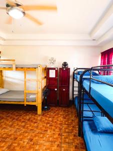 莱昂Hostal El Rio的客房设有三张双层床和风扇。