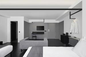 新加坡Hotel Mono的黑白间 - 带床和沙发