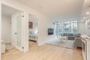 多伦多Cozy 2BR Close to CN Tower & Harbourfront的白色的客厅配有床和沙发