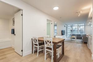 多伦多Cozy 2BR Close to CN Tower & Harbourfront的厨房以及带桌椅的用餐室。