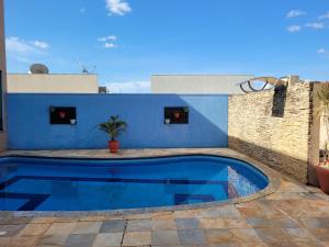 波多韦柳Casa espaçosa com linda piscina的大楼前的蓝色游泳池