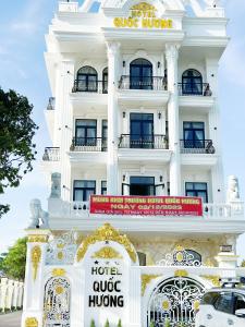 Chợ Phước HảiHotel Quốc Hương的前面有标志的白色建筑