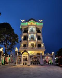 Chợ Phước HảiHotel Quốc Hương的一座白色的大建筑,上面有标志