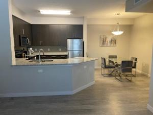 Stylish Modern 3bd-2ba With Amenities的厨房或小厨房