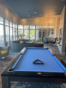 代托纳海滩Stylish Modern 3bd-2ba With Amenities的大型客房设有台球桌