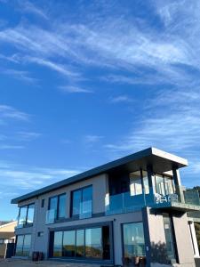 格伦塔纳Marien Beach House的一座有蓝色天空的建筑